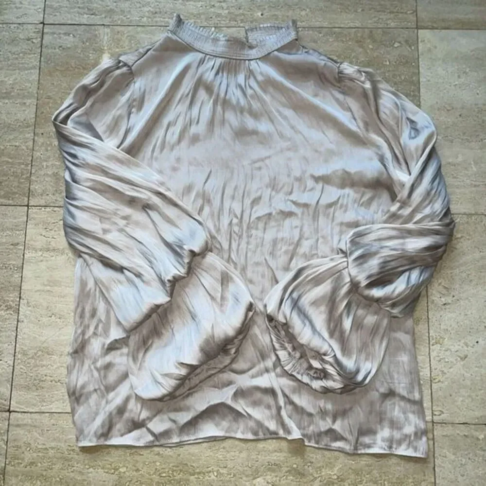 Carmen‎ Marc Valvo Uptownie Lite Blouse Beige with Bell Sleeves Size L - Picture 5 of 7